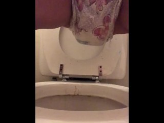 Desperate pee in 5 day old overflowed diaper 