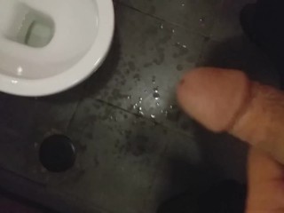 PISSING ALL OVER THE FLOOR IN PUBLIC TOILET